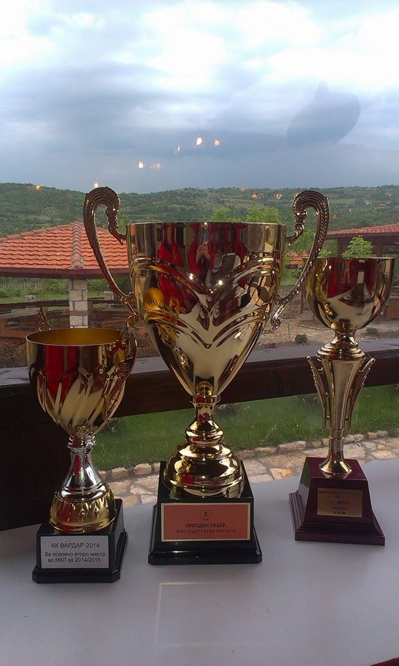 Пехарот за Шампион во Купот и за вицешампион во лигата кој им ги додели федерацијата на КК Вардар!