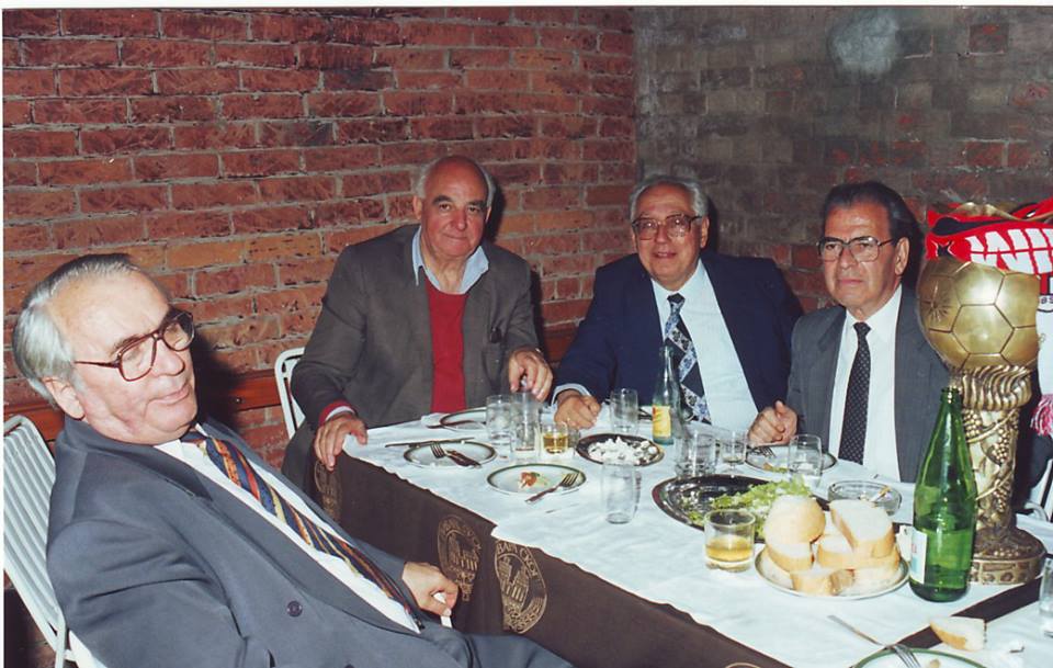 Едни од најуспешните вардарови претседатели во неговата историја: Филип Ѓурчиновски, Блажо Ристоманов и Џоџа Николоски, како и Трајко Стаматоски, долгогодишен член на раководството на Вардар и автор на монографијата по повод 40 години од постоењето на клубот, со трофејот за освоениот Куп од 1995 година !