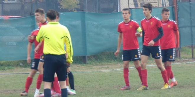 Младинските фудбалски екипи на ФК Вардар одиграа меѓусебно на контролни натпревари.