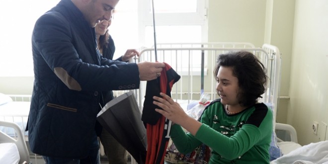 (ФОТО) Вардарци во хумана мисија ја посетија предновогодишно Детската Клиника