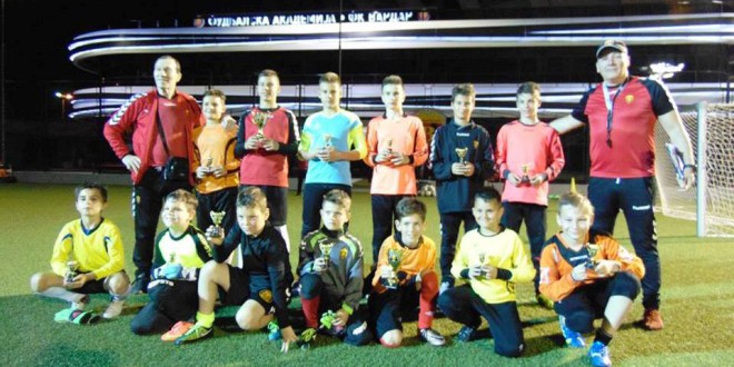 (Фотогалерија) Голманската вардарова легенда Драган Мутибариќ ги подели пехарите на сите голмани во младинските категории