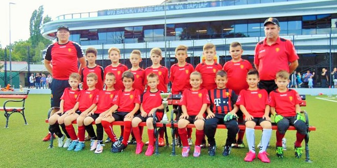 (Фотогалерија) Лавчињата на Томче Трајановски ФК Вардар генер.2007 го покажа трофејот, поеднечни фотографии од шампионите и видео