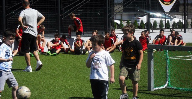 (ФОТО) Гости на Академијата на ФК Вардар беа децата од “Германскиот јазичен центар“