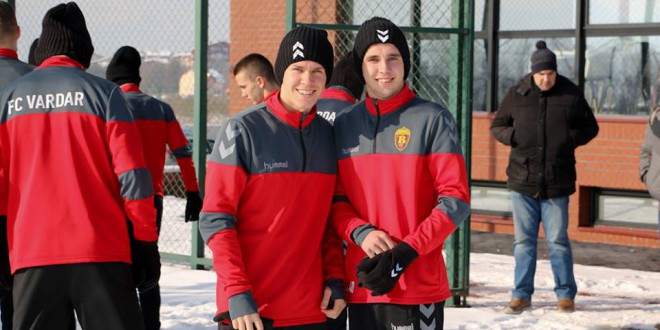 Тројца играчи од младинскиот погон на Вардар на тренинг со првиот тим