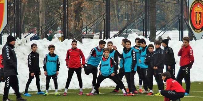 Три младински екипи на ФК Вардар утрово заминаа на подготовки во Охрид