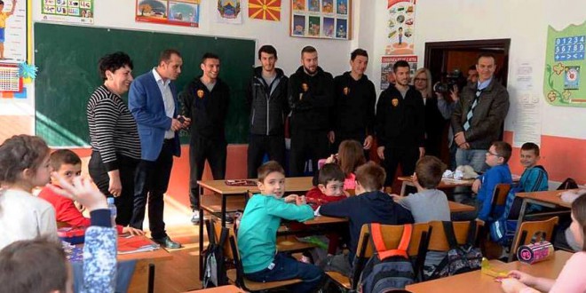 Момците од ФК Вардар во посета на дечињата од О.У “Кирил Пејчиновиќ“