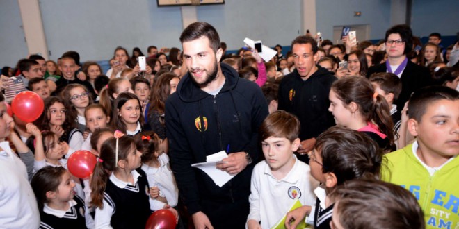 Фудбалерите на Вардар денес во посета на О.У. Лазо Ангеловски (Фото+Видео)