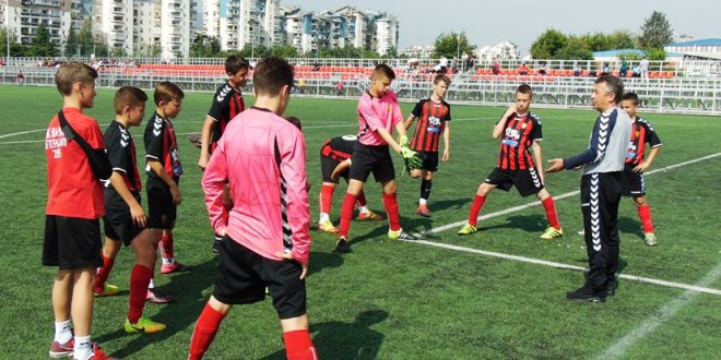 ФК Вардар генер.2004 со двете екипи триумфирајќи денес обезбеди место во полуфиналето од разигрувањето