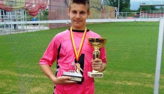 Стефан Тасев: Наградата најдобар голман е дело на моите тренери, Андовски, Мутибариќ и Кметовски