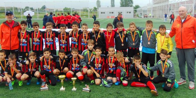 Три генерации на ФК Вардар утрово заминаа на турнири во Србија, познати составите на сите три екипи кои ќе ги бранат боите на клубот