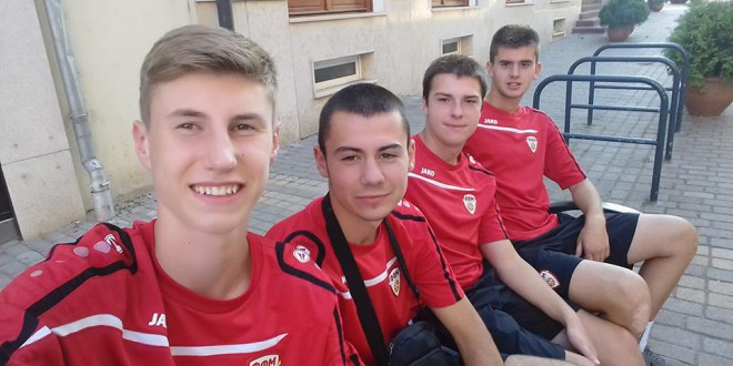 Пет играчи од ФК Вардар, како и тренерот на голмани, Љупчо Кметовски, дел од репрезентацијата до 17 години на денешниот контролен меч со Унгарија