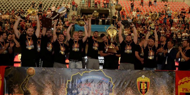 (ФОТО) Вардар крунисан во старо-нов шампион на Македонија, публиката имаше можност да ги види сите освоени трофеи