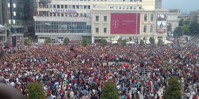 (Фото) Вардар го обои плоштадот црвено-црно
