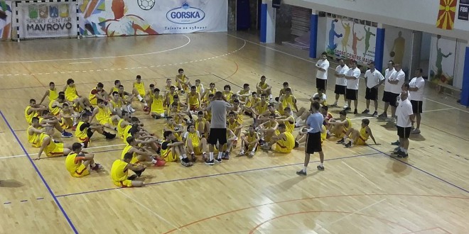 (ВИДЕО)  Единаесет млади кошаркари и три тренери на Вардар успешно одработија на кампот во Маврово