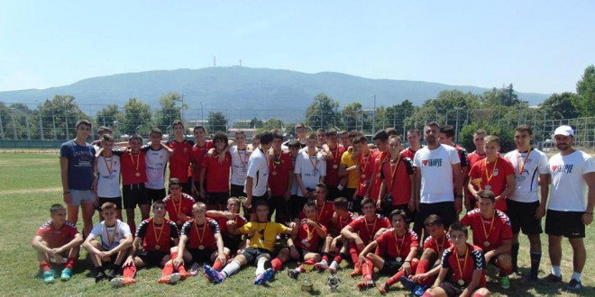 (Фотогалерија) Пехарот и златните медали  од “Скопје куп“ во рацете на пионерите на ФК Вардар