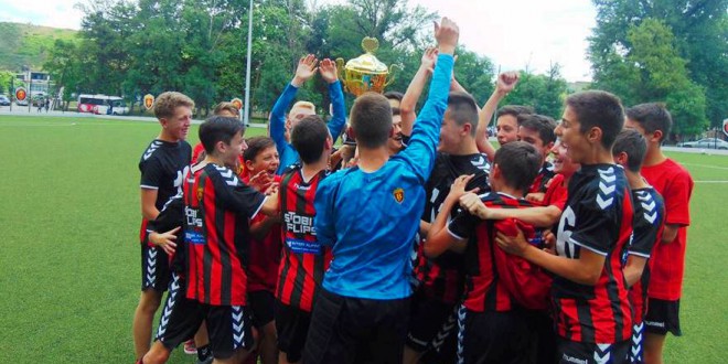 Следниот викенд започнува втората сезона на регионалната “скопска„ лига, дебитанти се Вардаровата генер. “2004„ , додека повозрасните од “2003„ ја бранат двојната титула освоена минатата сезона