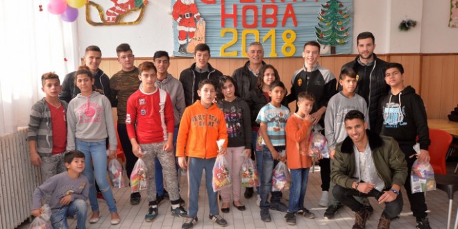 ФК Вардар во посета на домот за рехабилитација на деца, “25 мај“, каде поделија новогодишни пакетчиња (ФОТО)