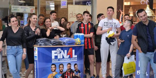 (ФОТО) Вардаровите ракометари се дружеа со фановите во Сити мол