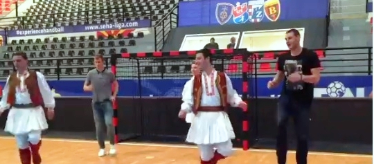 (ВИДЕО) Шишкарев и  Марсениќ заиграа на македонски ора со „Танец“