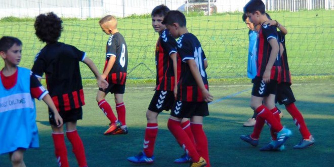 Двете екипи на ФК Вардар генер. “2008“ успешни и во денешната елиминациска рунда, останува да поминат по уште еден противник за да се пласираат на завршниот турнир