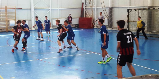 На дуел со нееднаков судиски критериум помладите кадети на РК Вардар се поразени од повозрасниот тим на Струга, во полуфиналето на Ф4 во кадетската лига