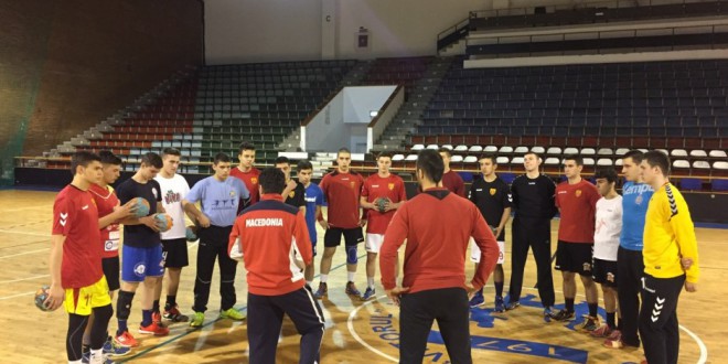 Шест играчи од РК Вардар, дел од кадетската репрезентација за подготовките за ЕХФ шампионатот