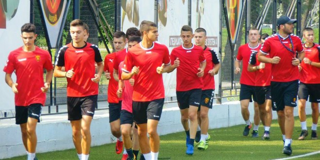 (Фотогалерија) Златко Таневски тргна со подготовки за новата сезона, со кадетите на ФК Вардар
