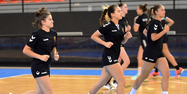 Подмладениот ЖРК Вардар вредно ги одработува летните подготовки во Скопје, идниот викенд стартува лигата