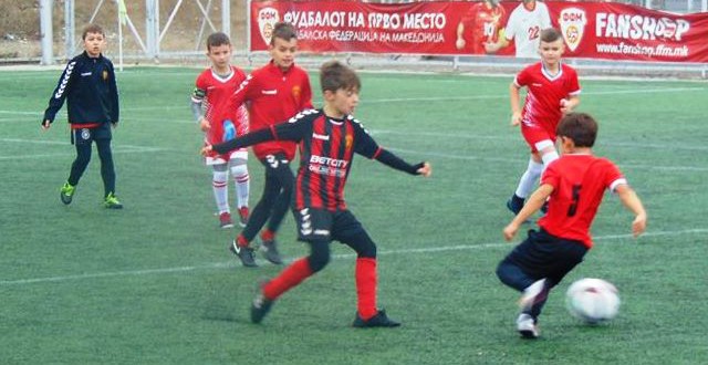 (Фотогалерија) ФК Вардар генер. “2010„ со две победи во детската лига