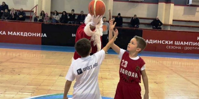 (Фотогалерија) Дедо Мраз ги посети најмладите кошаркари во “Кале“