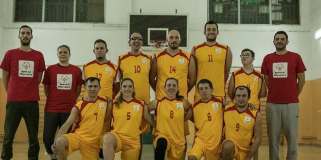 Деловска и Лазарова дел од кошаркарскиот јунифајд тим на Специјалната олимпијада Македонија