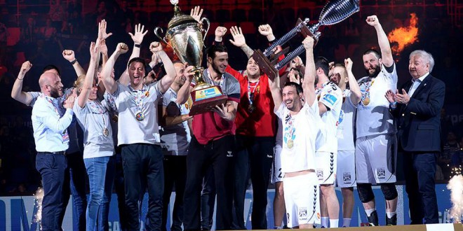 Видео од завршната церемонија, Карачиќ го подигна трофејот