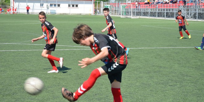 ФК Вардар генер. 2009 продолжува во утрешната елиминациска фаза од детската лига, откако денес ги совладаа екипите на Дрим Тим и Спорт Ефе
