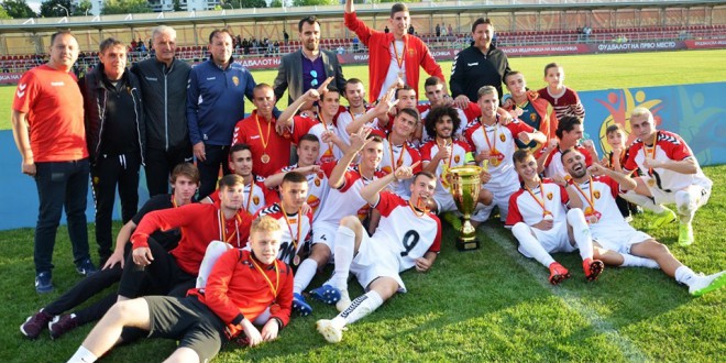 (ФОТОГАЛЕРИЈА) Трофејот и златните медали од Купот за вардаровите младинци, кои во финалето убедливо ја надиграа Шкендија