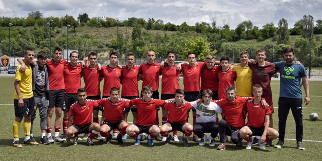 Четири победи за младинските екипи на ФК Вардар во дуелите со Шкипи. пом.пионери се први кои се промовираа во шампиони