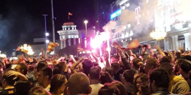 (ФОТО) Еуфорија на плоштад, Скопје обоено во црвено-црно