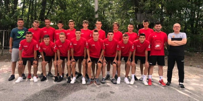 Кадетите на ФК Вардар утрово заминаа за Фоча, тренерот Деспотовски со себе понесе 18 играчи