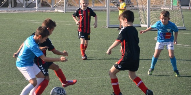 (Фотогалерија) Генерацијата 2011 на ФК Вардар го одигра првиот меч во детската лига