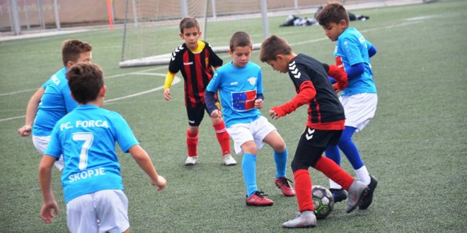 (ФОТО) Генерација 2011 на ФК Вардар запиша победа и пораз во детската лига