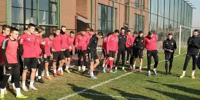 Единаесет играчи од младинската школа тренираат со првиот тим на ФК Вардар