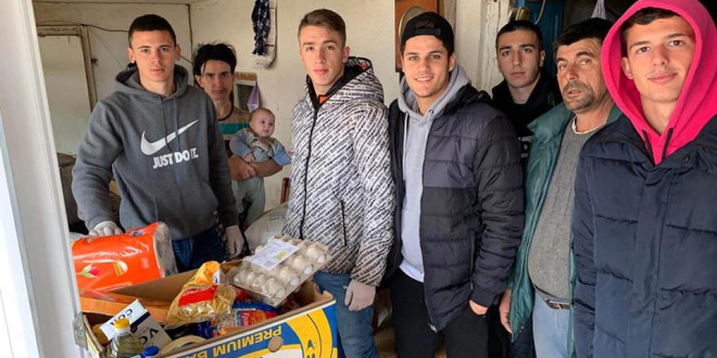 Матеј Андов со неговите соиграчи од У19 репрезентацијата донираа храна и други продукти на неколку загрозени семејства