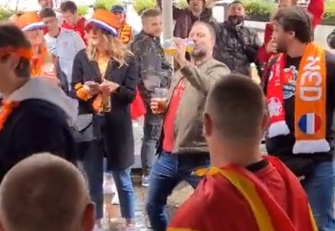 (ВИДЕО) Македонските навивачи во Амстердам: ,,Кој не пие лозова не е Комита”