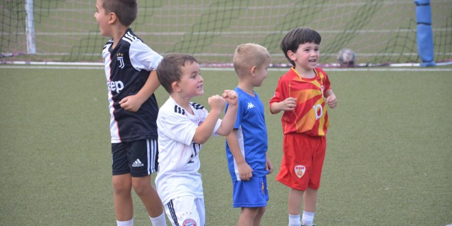 (Фотогалерија) Тренинг со најмладите членови на ФК Вардар