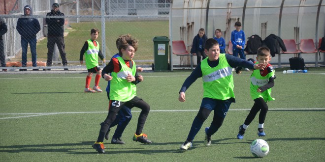 (ФОТО) ФК Вардар генерација 2012 го имаше првиот дуел во детската лига