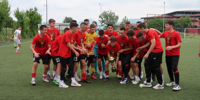 (Фотогалерија) Шампионскиот трофеј во рацете на помладите пионери на ФК Вардар